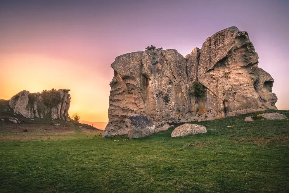 I megaliti dell'Argimusco al tramonto